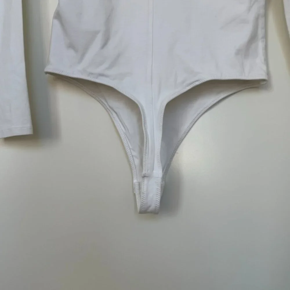 Everlane Long Sleeve V-neck Bodysuit in White - Picture 6 of 7